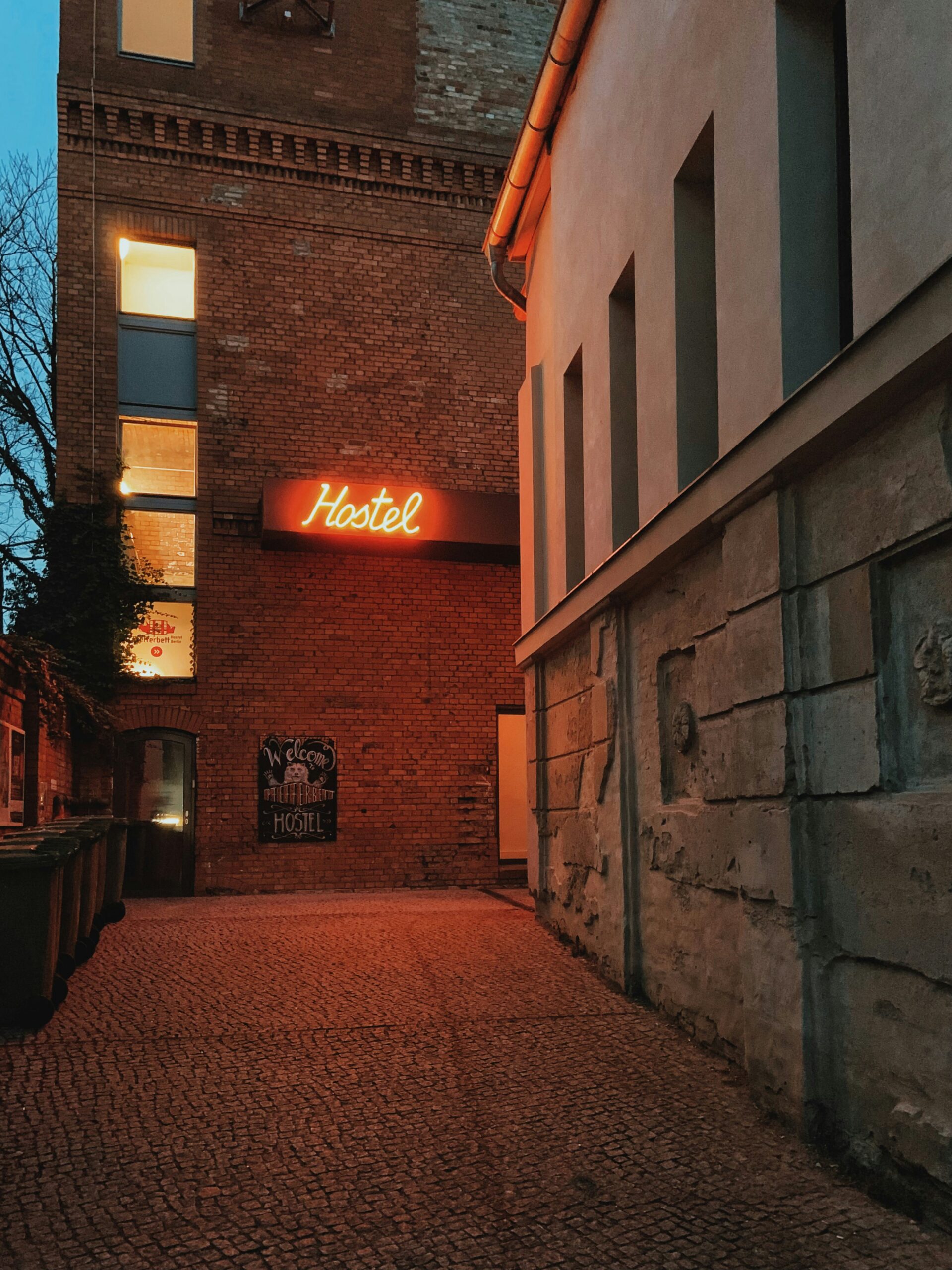 Hostel vs Airbnb : quel hébergement choisir quand on voyage en backpack ?
